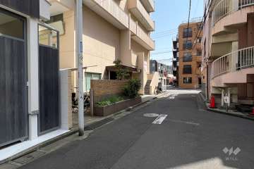 敷地南側の前面道路(西側から)