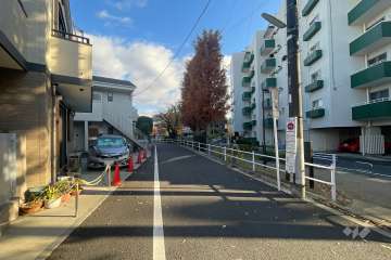 敷地北東側の前面道路