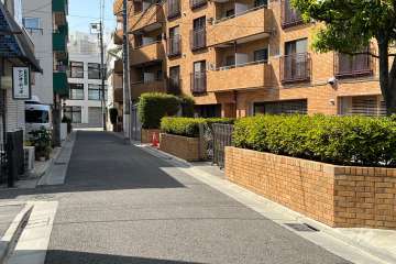 敷地東側の前面道路(北側から)