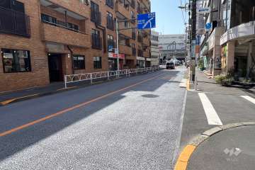 敷地西側の前面道路(北側から)