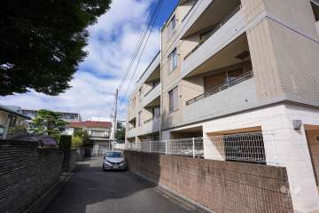 敷地西側の前面道路（南側から）