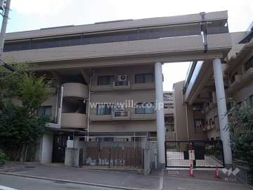 ロイヤル芦屋翠ヶ丘の外観（北側から）　空中廊下の設計になっています。