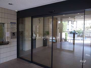 エントランスはオートロック付き。エントランスホールはゆとりがあります。