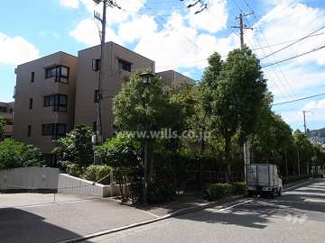 周辺はマンションが多く立ち並ぶ緑豊かな住宅地です。