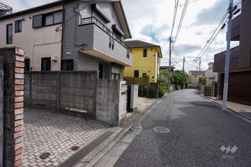 敷地西側の前面道路（北側から）