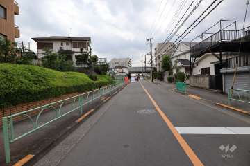 敷地西側の前面道路