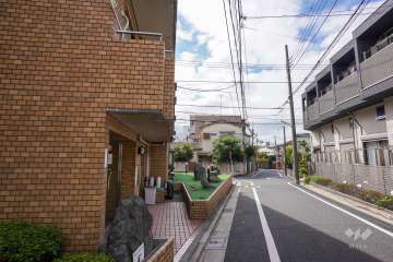 敷地北側の前面道路（東側から）