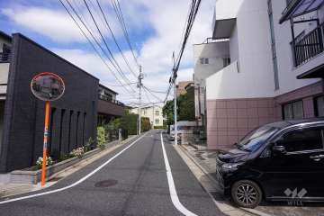 敷地北側の前面道路（西側から）