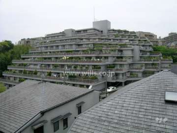 斜面地に建つひな壇型のマンションです。