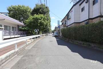 敷地西側の前面道路