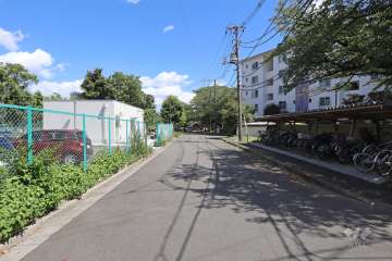 敷地北東側の前面道路