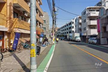 敷地南側の前面道路（西側から）