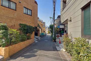 敷地北東側の前面道路（南側から）