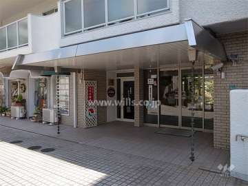エントランス。1階には一部店舗が入っています。