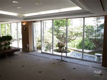 エントランスホールには談話スペースがあり、中庭に面しています。