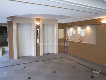 エントランスホールは絨毯敷きで、豪華な雰囲気です。