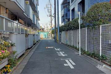 敷地西側の前面道路（南側から）