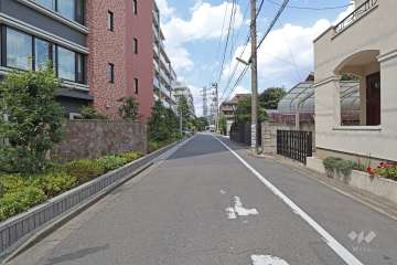 敷地東側の前面道路(南側から)