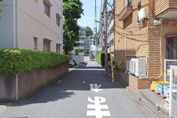 敷地北東側の前面道路（南東側から）