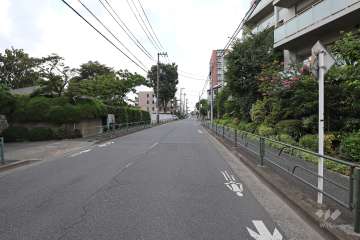 敷地南側の前面道路