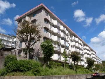 中山五月台住宅24号棟の外観（南西側から）