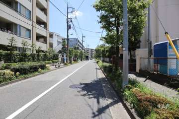 敷地北側の前面道路(北西側から)