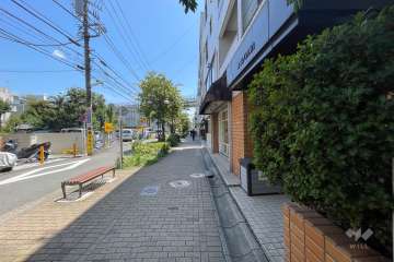 敷地の北側前面通路（西側から）