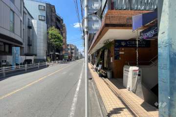 敷地の南側前面通路（東側から）