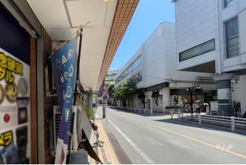 敷地の南側前面通路（西側から）