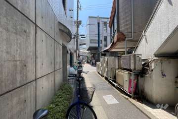 敷地の東側前面通路（北側から）