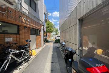 敷地の東側前面通路（南側から）