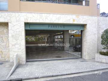 駐車場出入り口はリングシャッター付きです