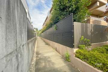 敷地西側の前面道路（南側から）