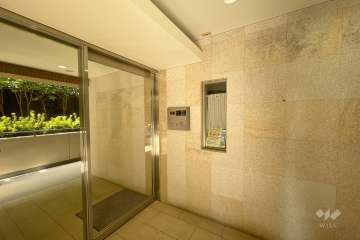 エントランスはオートロック付きです。