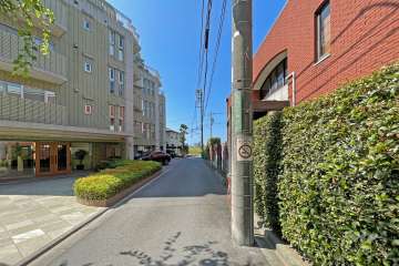 敷地北西側の前面道路（北東側から）