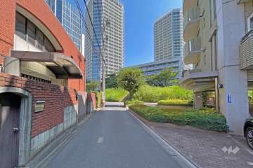 敷地北西側の前面道路（南東側から）