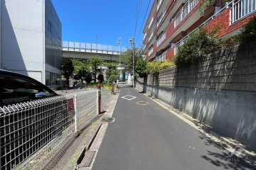 敷地南側の前面道路（東側から）