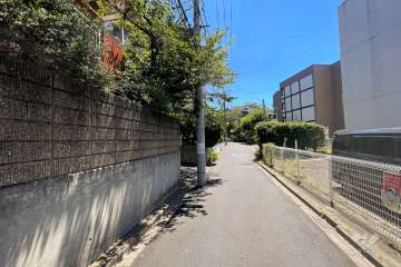 敷地南側の前面道路（西側から）