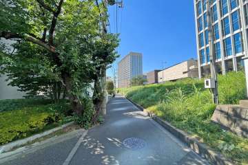 敷地北東側の前面道路