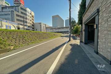 敷地北東側の前面道路（北西側から）