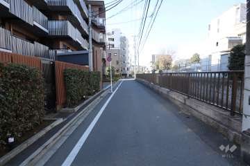 敷地北側の前面道路