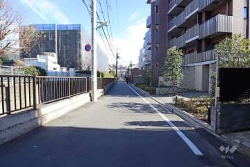 敷地北側の前面道路