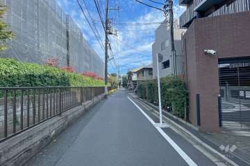 敷地北東側の前面道路