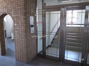エントランスはオートロック付き。ホールには談話スペースがあります。