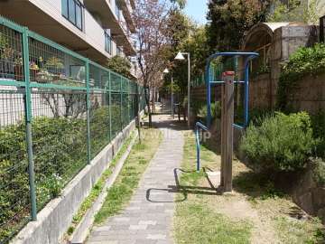 敷地の南側は小槌緑地に面しています。