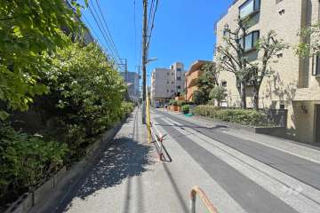 敷地東側の前面道路（北側から）