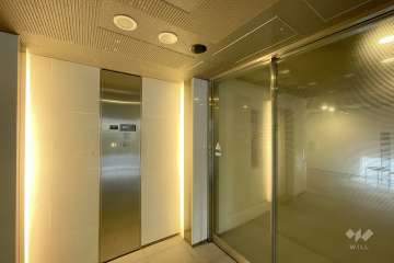 エントランスはオートロック付きです。