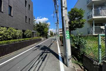 敷地東側の前面道路（南側から）