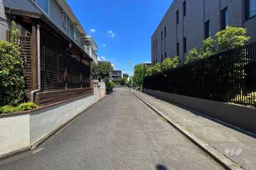 敷地西側の前面道路（南側から）