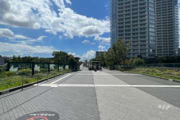 敷地の東側前面道路（北側から）